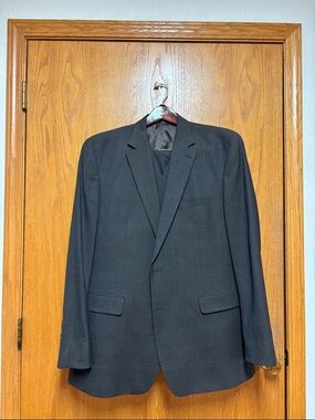 Classic Men's Dark Gray 3 piece suit